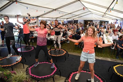 Viel Schwung für die Zusammenarbeit der Orte erhofft sich Bösenbrunn vom gemeinsamen Fest zu 30 Jahren Gemeinde vom 14. bis 16. Juni in Bobenneukirchen. Das gemeinsame Fest vor fünf Jahren - hier die Trampolin-Gruppe des Move Centers Weischlitz bei der Aktion im Festzelt - war sehr gut gelaufen.