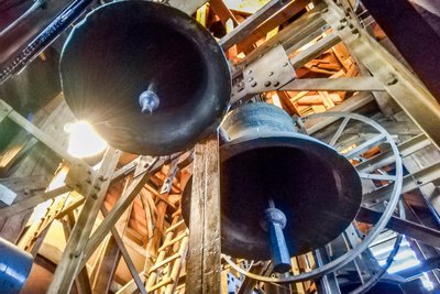 Ein Blick auf das Geläut im Zöblitzer Glockenturm.