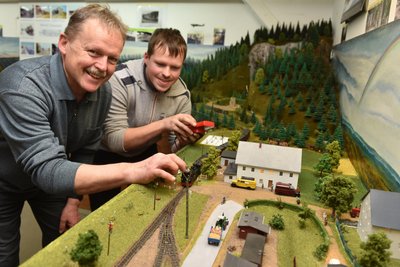 Jens und Lucas Liebscher (r.) gehören zu den Schmalspurfans, sie steuern das Bähnle an ihrem heutigen Haus, der früheren Gaststätte Zimmermann vorbei.