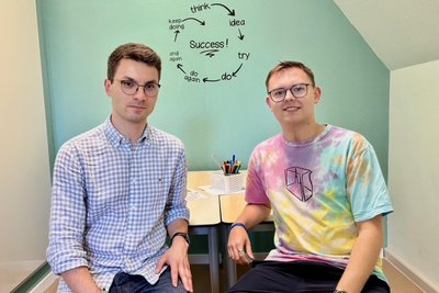 Unterrichten ab kommendem Schuljahr das neue Profil „Zukunft mitgemacht“ am Schneeberger Herder-Gymnasium: die Lehrer Philipp Meyer (l.) und Kevin Kowarik.