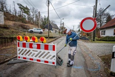 Die Brückenbaustelle Am Rubinberg Richtung Sportplatz in Greifendorf beschäftigt die Gemeinde Rossau.
