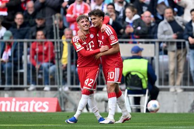Passgeber Lennart Karl (l) und Torschütze Tom Bischof beim gemeinsamen Jubel. Die Bayern-Youngster empfahlen sich noch mal für eine WM-Nominierung. 