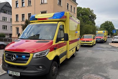 Mehrere Rettungswagen waren in Schwarzenberg nach dem Angriff im Einsatz.