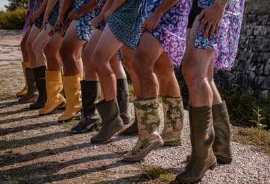 Gummistiefel, behaarte Beine und Dederonschürzen - die Mitglieder des Männerballetts des Faschingsclubs Hermsdorfia machen immer eine gute Figur.