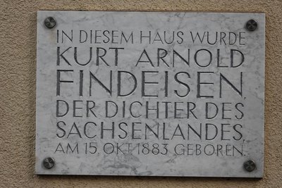 Die Gedenktafel am Zwickauer Geburtshaus von Kurt Arnold Findeisen wurde am 15. Oktober 2003 angebracht.