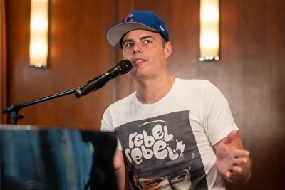 Der kanadische Sänger, Gitarrist und Pianist Marc Martel, fotografiert bei einem Pressetermin am Klavier, gibt ein Konzert in Hof.