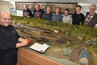 Die Schmalspur-Enthusiasten um Claus Böhme, 2.v. links. in Burkersdorf. Falk Erler , selbst DB-Eisenbahner am Steuerpult.