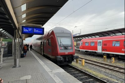 Von Hof aus kann man über Weiden nach München fahren. In Weiden kann man nach Nürnberg umsteigen.