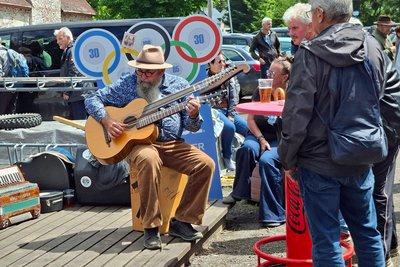 Aus Olbernhau spielte Holzkünstler Heiner Stephani in Breitenbach auf.