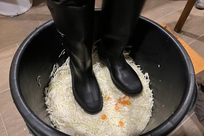 Sauerkraut wird zusammen mit Salz gestampft. Das Salz bricht das Kraut auf, heißt es.