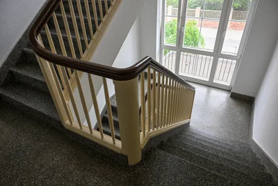Für Ute Seidel ist die Treppe ohne Hilfe unüberwindbar. Ihr Vermieter fürchtet, dass ein Treppenlift den Fluchtweg versperrt.