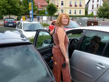 Ulrike Krakau hat auf dem Parkplatz am Rochlitzer Mulde-Center keine Probleme, in ihren Golf einzusteigen. Doch vor allem in Parkhäusern sollten die Stellflächen größer sein, sagt sie.