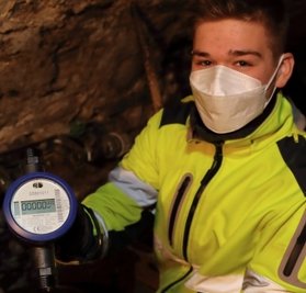 Hightech im Keller: So sehen dieUltraschallwasserzähler aus. Im Bild: ZWW-Mitarbeiter Tom Herpich, der eine der letzten neuen Wasseruhren installiert. 