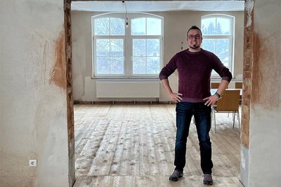 Durchbruch geschafft: Bei der Gemeindeamtssanierung in Bobenneukirchen wurden großer und kleiner Saal verbunden. Bürgermeister Christian Klemet freut sich über mehr Nutzungsideen.