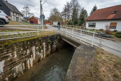 Sorgenkind Brückenbaustelle Am Rubinberg, Richtung Sportplatz im Rossauer Ortsteil Greifendorf.