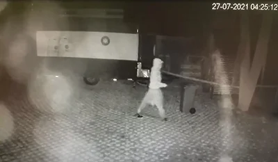 Foto der Überwachungskamera: 4.25 Uhr stieg der Täter ein. 