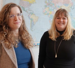 Anna Wilhelm (26/links) und Franziska Rauscher (36), beide mit internationaler Erfahrung, koordinieren im Zwickauer Rathaus die Einsätze des Sprach- und Kulturmittlerdienstes der Stadt Zwickau. 