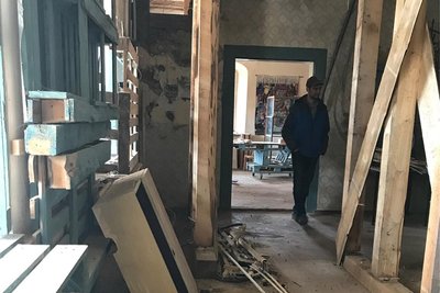 Durch die Arbeiten am Dach ist das erste Obergeschoss des Rittergutes Bösenbrunn schon ausgeräumt. Ab Sommer 2024 soll hier gebaut werden.