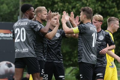 Die Fußballer des VFC Plauen konnten sich am Sonntagnachmittag zufrieden abklatschen. Die Pokalaufgabe in Glauchau wurde souverän gelöst.