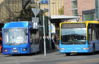 Fünf Straßenbahn- und 34 Stadtbuslinien betreibt die Chemnitzer Verkehrs AG. Trotz Vorrangs auf der Straße haben sich die Fahrzeiten in den vergangenen 25 Jahren kaum spürbar verkürzt.
