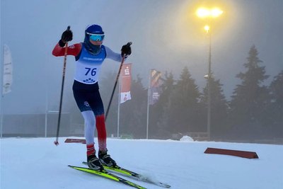 Schon bei den ersten Starts in der Skiarena am Fichtelberg – so wie hier im Fall von Kelda Fiedler (SSV Sayda) – war die Flutlichtanlage eingeschaltet, sodass ein besonderes Flair für die jungen Sportler herrschte.