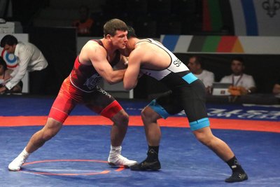Germanias Mittelgewichtler Mihail Bradu (links) verpasste seine Chance, doch noch ein Olympiaticket für Paris zu erkämpfen.
