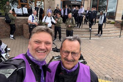 Olaf Danzig (l.) und Michael Rüdiger vor dem Hotel der Fußballer des FC Erzgebirge Aue in Lurgan.