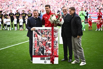 Nationalspieler Leon Goretzka (2vl) wird vor dem Spiel von den Bayern-Bossen Max Eberl, Jan-Christian Dreesen und Christoph Freund verabschiedet.