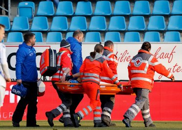 Max Roscher wird verletzt vom Spielfeld getragen.