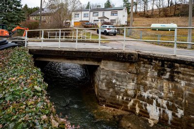 An der Brücke in Greifendorf haben Bauarbeiten begonnen.