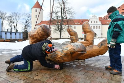 Zuerst wurde die Eichenhand abgeladen, in Position gebracht und von Holzkünstler Christian Schmidt unterkeilt.