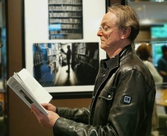 Der Ratsschulbibliotheksdirektor Lutz Mahnke musste für das Bibliothekarenbild herhalten.