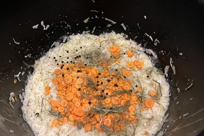 Erst die Gewürze sorgen für die individuelle Note der Kräuter, von denen jedes anders schmecken wird. Im Januar gibt es daher eine gesellige und interne Verkostung.