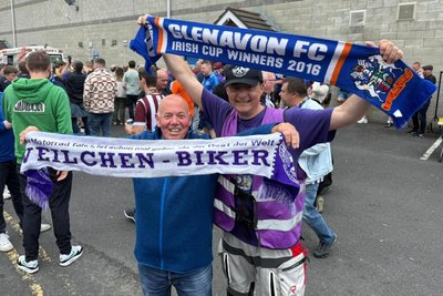 Sven Ziller (r.) aus Schlettau hat mit einem Glenavon-Fan einen Schal getauscht. Nicht irgendeinen erhielt er dabei, sondern jenen zum Pokalsieg der Nordiren 2016.