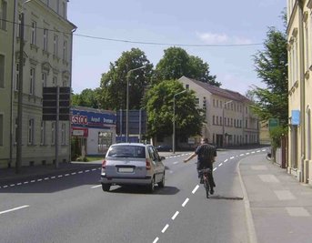 
              <p class="artikelinhalt">Eine der Ideen: gestrichelte Linien entlang der Chemnitzer Straße. Sie könnten für die Radfahrer eine Schutzzone ausweisen.</p>
            