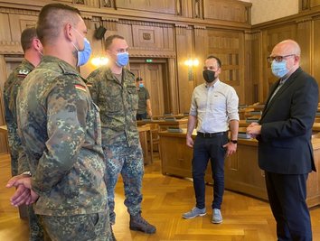 Oberbürgermeister Sven Schulze (rechts) und Michael Schirmer, der Leiter des Pandemiemanagements der Stadt, verabschieden im Rathaus die letzten Bundeswehrsoldaten, die für die Stadt im Corona-Einsatz waren. 