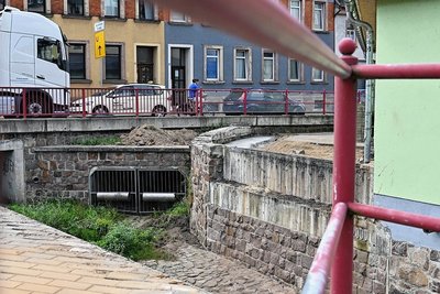 Die Fußgängerbrücke von der Frankenberger Straße zum Busbahnhof in Mittweida ist zurückgebaut worden, sie soll ersetzt werden. 