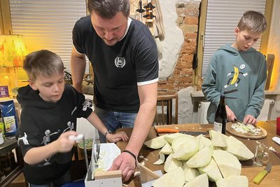 Ludwig (l.) und Albert helfen ihrem Papa Markus Hüther bei der Zubereitung ihres Sauerkrauts. Danach wurden die Buben allerdings ins Bett gebracht, und auch die Hausfrau zog sich zurück.