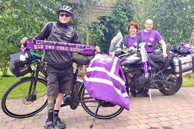 Das Ehepaar Wenzel (hinten) aus den Reihen der Veilchenbiker traf in Nordirland sogar einen Aue-Fan, der per Fahrrad auf die Grüne Insel fuhr.