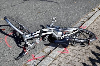Ein Fahrradunfall – hier ein Illustrationsbild – ereignete sich am Dienstagabend in Freiberg.