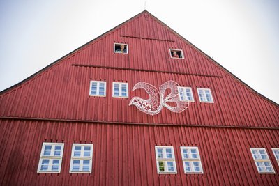 Mit Hilfe einer Hebebühne vom Betriebshof der Stadt wurde die Taube am Giebel des Herrenhauses angebracht.