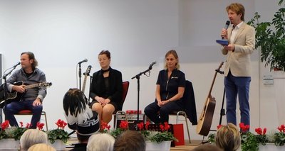 Bürgermeister Thomas Weikert (re.) hat die Geschichte des Bahnhofs vor den etwa 100 Besuchern der Einweihung aufleben lassen.