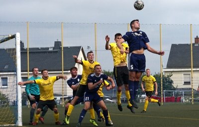 Maurice Fügmann (Nr. 5) steigt nach einer Ecke zum Kopfball hoch. Mit einem 2:0-Heimerfolg gegen Heinsdorfergrund startete sein Reichenbacher FC II in die neue Saison.