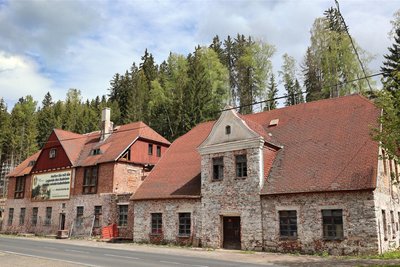 Die Dreckschänke von außen. Vor den Plachýs liegt noch viel Arbeit.