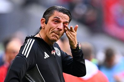 Schiedsrichter Deniz Aytekin zeigt bei seinem letzten Bundesliga-Einsatz Emotionen.