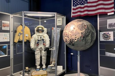 Die Mondmission samt Kleidung, die die Astronauten damals trugen, ist Bestandteil der Deutschen Raumfahrtausstellung in Morgenröthe-Rautenkranz.