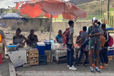 Markt neben einer Schule. Viele Kinder holen sich dort regelmäßig Süßigkeiten.
