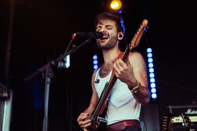 In seiner Performance erinnert Robert Simon zuweilen an einen ganz Großen der Rockgeschichte: Freddie Mercury.