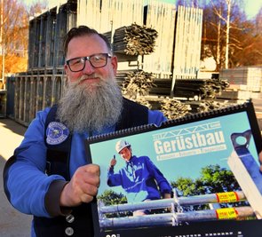 Gerüstbauer Kai Flößner aus Flöha hat gute Erfahrungen mit der Woche der offenen Unternehmen gemacht. Schülerpraktikant Leon ist sogar auf dem aktuellen Februar-Bild im Firmenkalender zu sehen. 