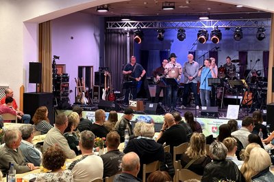 Das Konzert in Erinnerung an die beiden Musiker Jens Weise und Peter Rehr hat auch die Gemeinde unterstützt. Auch Bürgermeister Frank Tröger (Bühnenmitte) wurde begrüßt.